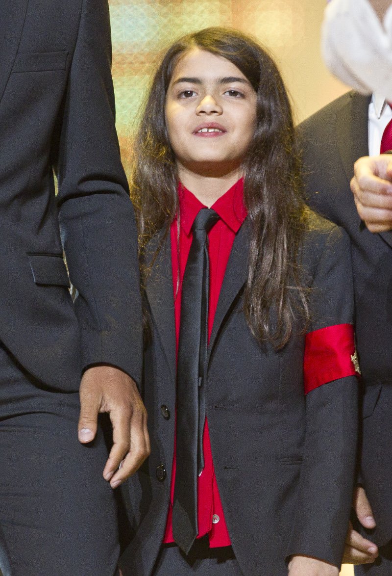 Ολομόναχος ζει ο μικρός γιος του Μάικλ Τζάκσον -Δεν τον προσέχει κανείς [εικόνες] | iefimerida.gr 0