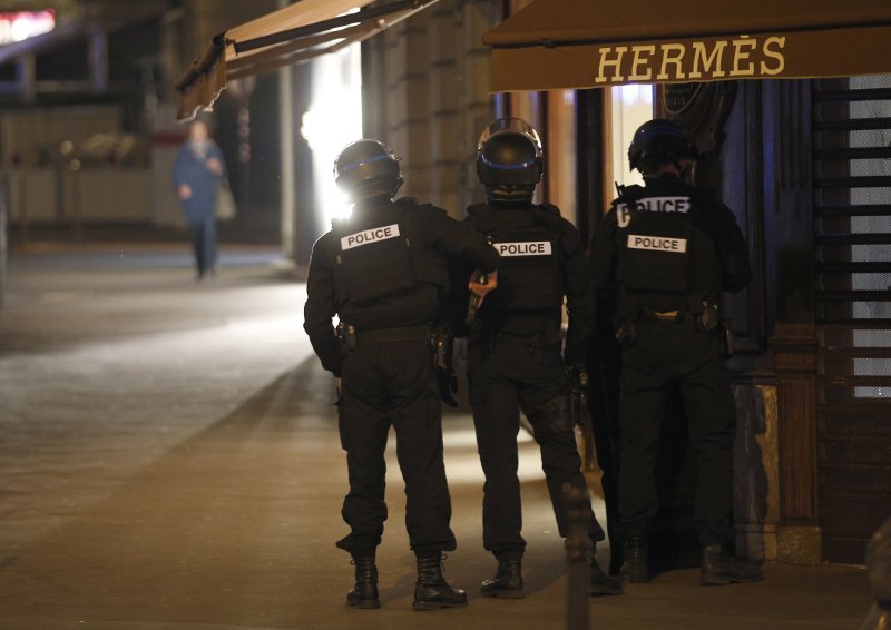 Παρίσι, αυτόπτης μάρτυρας: Ο αστυνομικός άνοιξε την πόρτα και έπεσε νεκρός από τα πυρά του δράστη -Ολοι έτρεχαν και έκλαιγαν [εικόνες] | iefimerida.gr 3