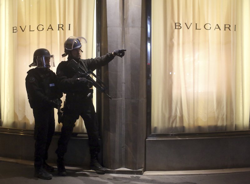 Παρίσι, αυτόπτης μάρτυρας: Ο αστυνομικός άνοιξε την πόρτα και έπεσε νεκρός από τα πυρά του δράστη -Ολοι έτρεχαν και έκλαιγαν [εικόνες] | iefimerida.gr 1