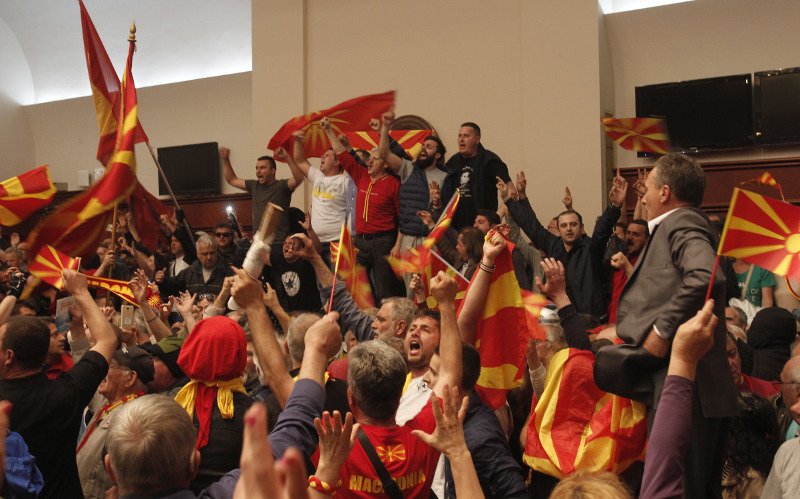 Σκόπια: Αιματηρά επεισόδια άνευ προηγουμένου στη Βουλή, 100 τραυματίες | iefimerida.gr 3