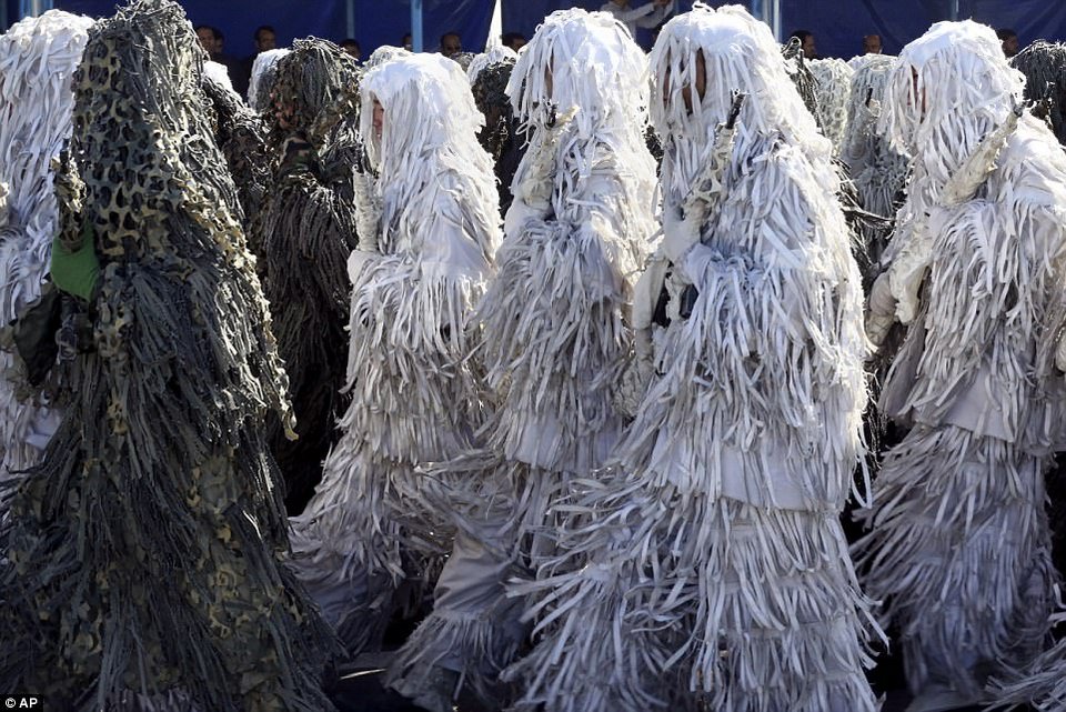 Το Ιράν ορκίζεται «θάνατο στο Ισραήλ» καθώς αποκαλύπτει τους νέους του πυραύλους [εικόνες]  | iefimerida.gr 2