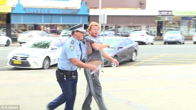 Πρωτοφανές περιστατικό: Αστυνομικός αφήνει στη μέση συνέντευξη Τύπου για να... συλλάβει έναν περαστικό [βίντεο] | iefimerida.gr 0