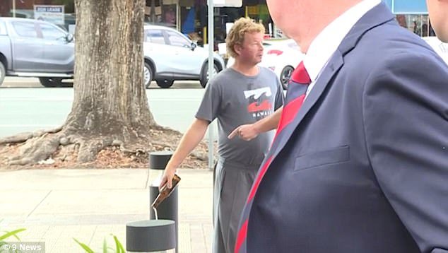 Πρωτοφανές περιστατικό: Αστυνομικός αφήνει στη μέση συνέντευξη Τύπου για να... συλλάβει έναν περαστικό [βίντεο] | iefimerida.gr 1