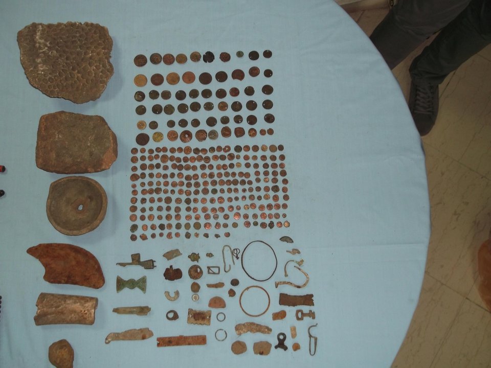 Συνελήφθη 58χρονος με δεκάδες αρχαία αντικείμενα, βυζαντινά κοσμήματα και νομίσματα [εικόνες]  | iefimerida.gr 1