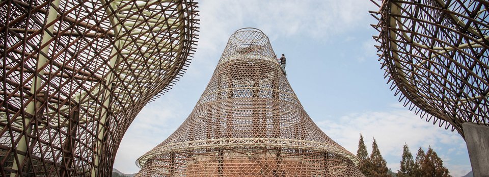 Χτίζει σπίτια με μπαμπού -Σαν να πλέκει καλάθι [εικόνες]  | iefimerida.gr 0