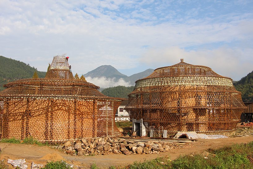 Χτίζει σπίτια με μπαμπού -Σαν να πλέκει καλάθι [εικόνες]  | iefimerida.gr 7