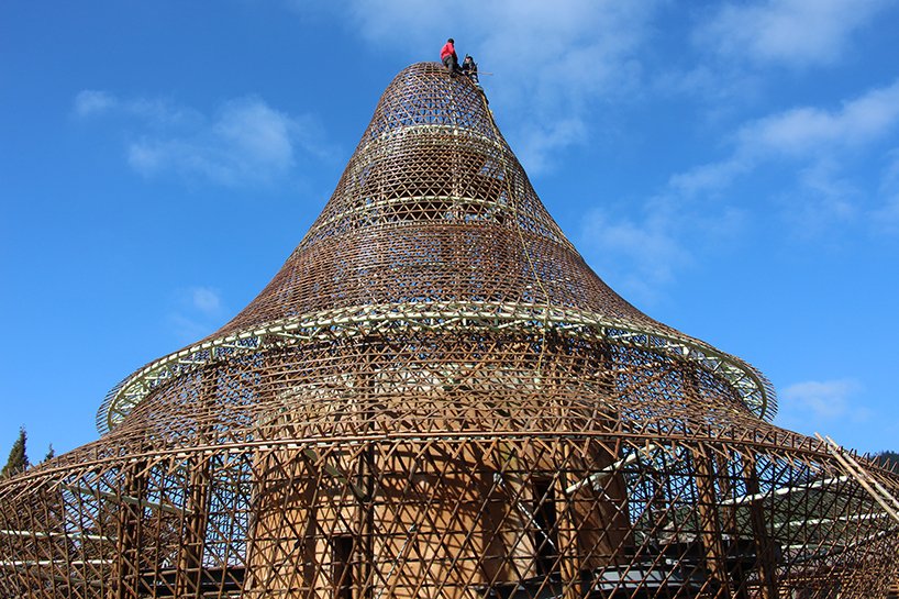 Χτίζει σπίτια με μπαμπού -Σαν να πλέκει καλάθι [εικόνες]  | iefimerida.gr 2