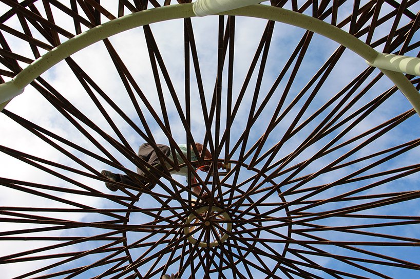 Χτίζει σπίτια με μπαμπού -Σαν να πλέκει καλάθι [εικόνες]  | iefimerida.gr 3