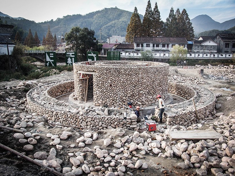 Χτίζει σπίτια με μπαμπού -Σαν να πλέκει καλάθι [εικόνες]  | iefimerida.gr 5
