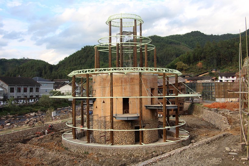 Χτίζει σπίτια με μπαμπού -Σαν να πλέκει καλάθι [εικόνες]  | iefimerida.gr 6