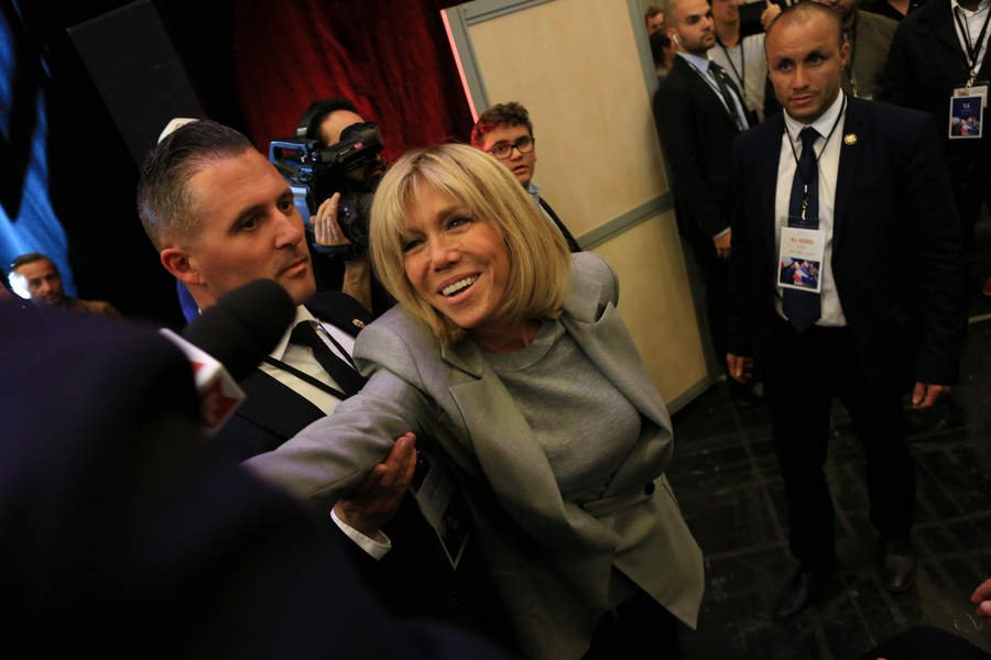 Madame Figaro: Ο Μακρόν ανέβασε τη γυναίκα του στη σκηνή, αν είναι δυνατόν! [εικόνες] | iefimerida.gr 1