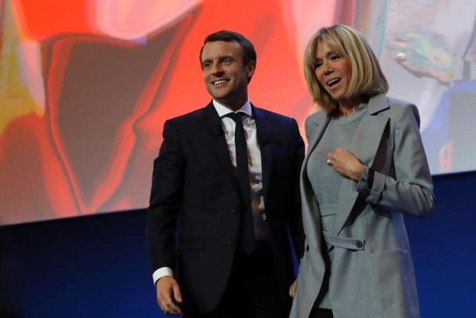 Madame Figaro: Ο Μακρόν ανέβασε τη γυναίκα του στη σκηνή, αν είναι δυνατόν! [εικόνες] | iefimerida.gr 2