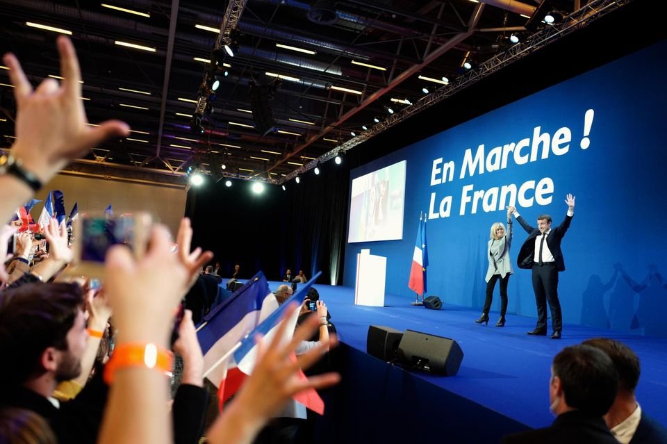 Madame Figaro: Ο Μακρόν ανέβασε τη γυναίκα του στη σκηνή, αν είναι δυνατόν! [εικόνες] | iefimerida.gr 5