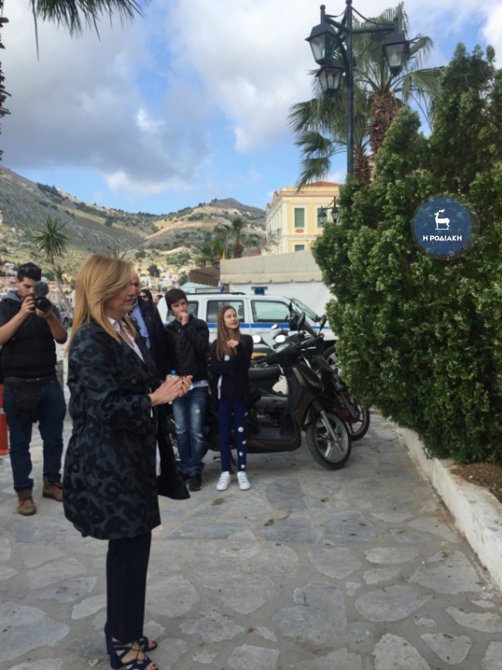 Στη Σύμη η Φώφη Γεννηματά - Κατέθεσε στεφάνι στο μνημείο του πατέρα της [εικόνες] | iefimerida.gr 6