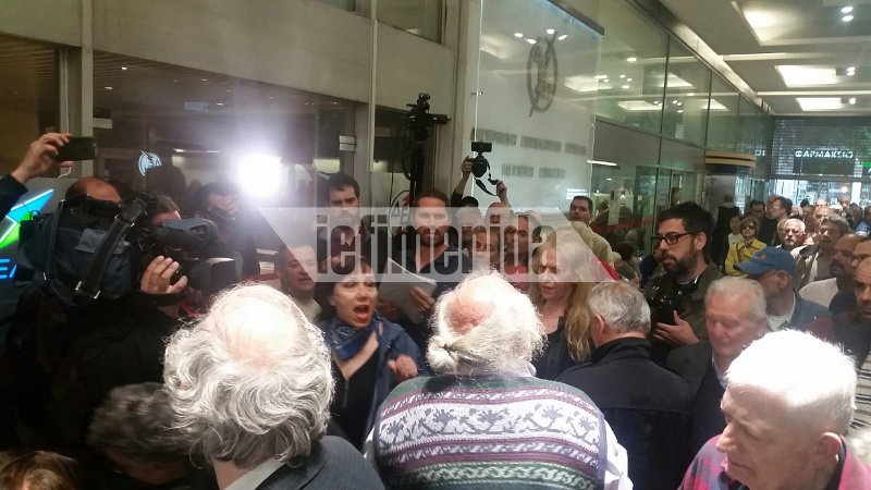 Ενταση στα κεντρικά της ΔΕΗ -Εισβολή της Ζωής με το κίνημα «Δεν Πληρώνω» | iefimerida.gr 4