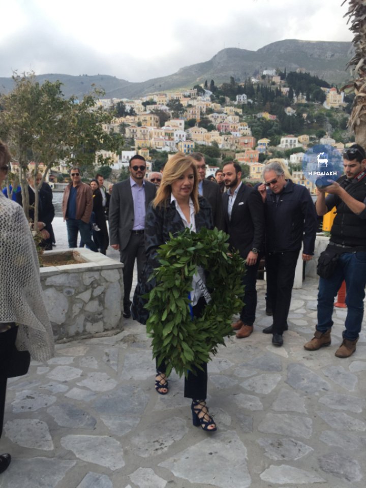 Στη Σύμη η Φώφη Γεννηματά - Κατέθεσε στεφάνι στο μνημείο του πατέρα της [εικόνες] | iefimerida.gr 5