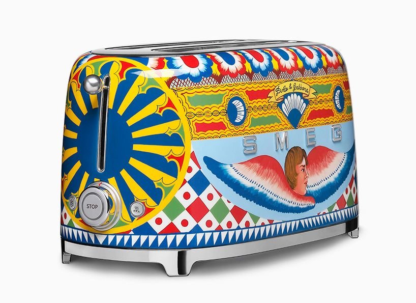 Οι Dolce & Gabbana διακόσμησαν φρυγανιέρες και λεμονοστύφτες της SMEG [εικόνες]  | iefimerida.gr 0