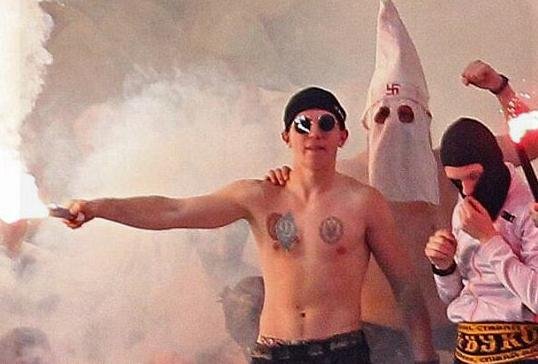 Ουκρανοί χούλιγκαν με σβάστικες στα ρούχα τους και στολές της ΚΚΚ [εικόνες] | iefimerida.gr 0