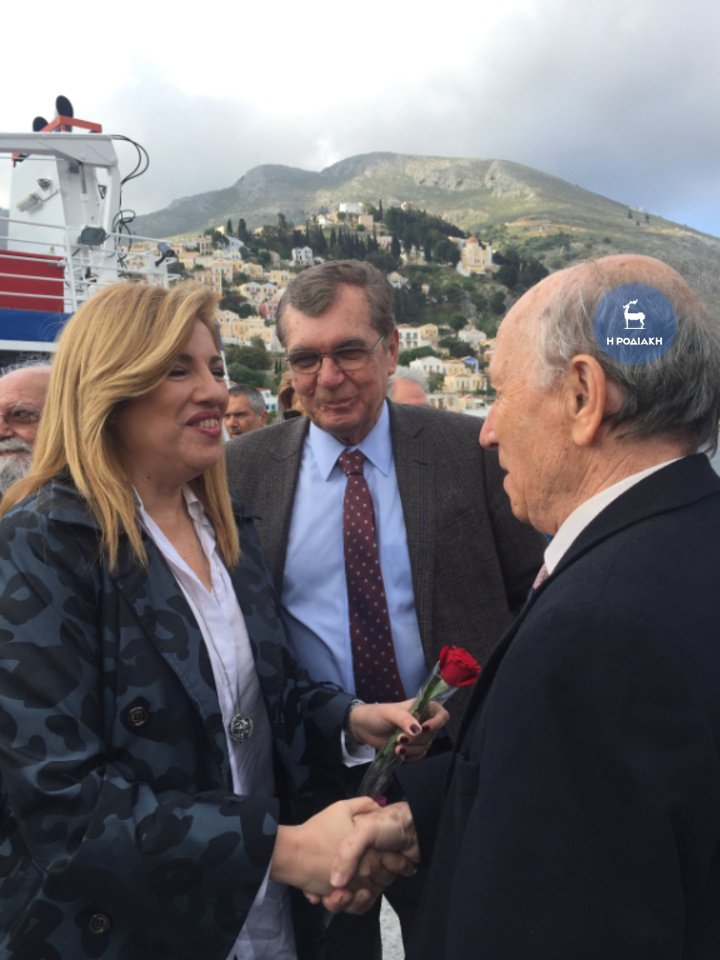 Στη Σύμη η Φώφη Γεννηματά - Κατέθεσε στεφάνι στο μνημείο του πατέρα της [εικόνες] | iefimerida.gr 1