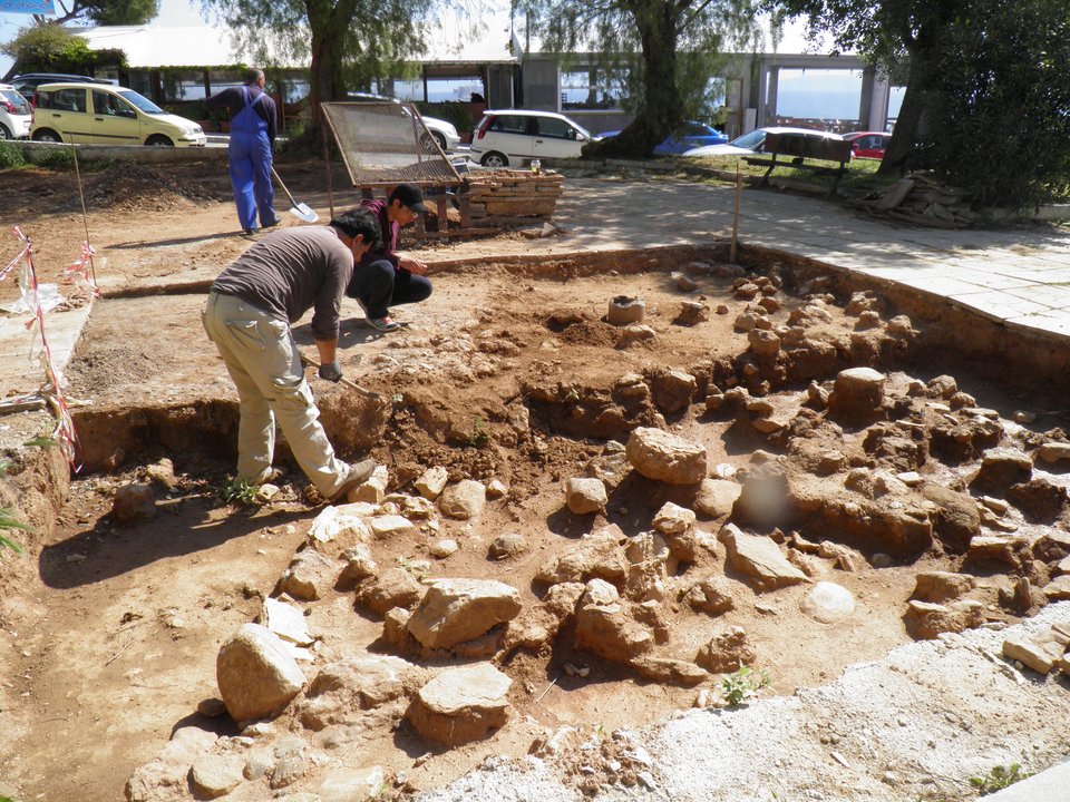 Στο «φως» προϊστορικός οικισμός της Ραφήνας -Πολυάριθμα ευρήματα, κεραμικά, εργαλεία [εικόνα]  | iefimerida.gr 0