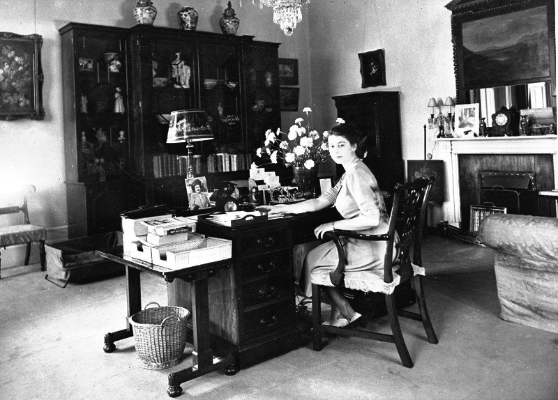 Η ζωή της 91χρονης βασίλισσας Ελισάβετ της Μ.Βρετανίας μέσα από 50 σπάνιες φωτογραφίες [εικόνες] | iefimerida.gr 13