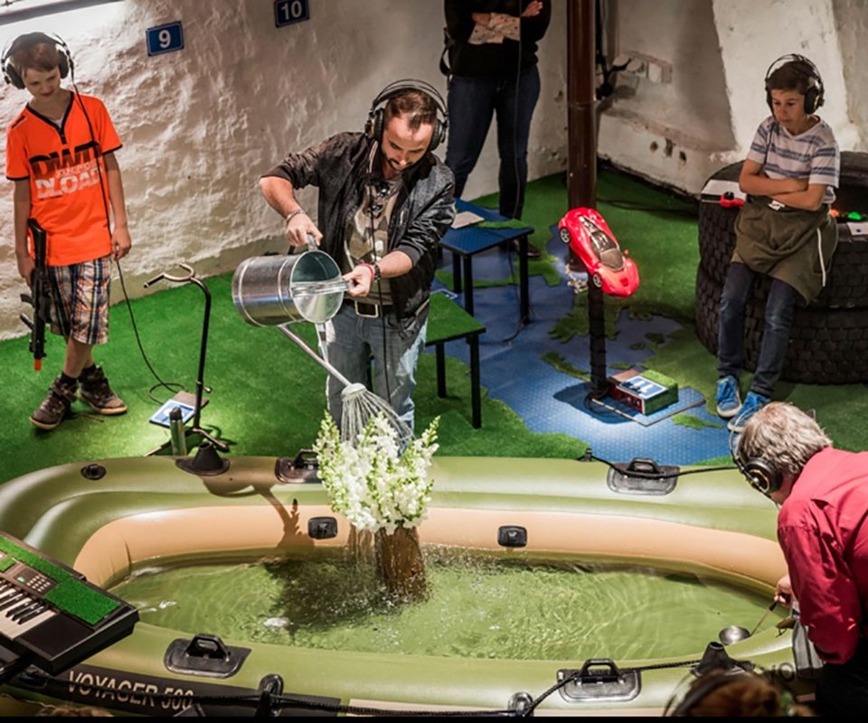 Fast Forward Festival: Καλλιτέχνες στήνουν τρενάκι τρόμου σε Σύνταγμα και εξαφανίζουν την Ομόνοια | iefimerida.gr 3