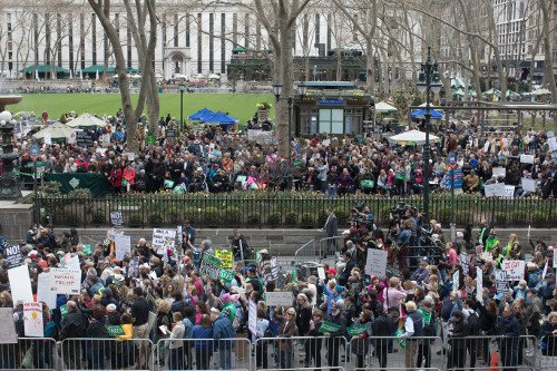  Διαδηλώσεις στις ΗΠΑ: Να δοθούν στη δημοσιότητα οι φορολογικές δηλώσεις του Τραμπ [εικόνες] | iefimerida.gr 1