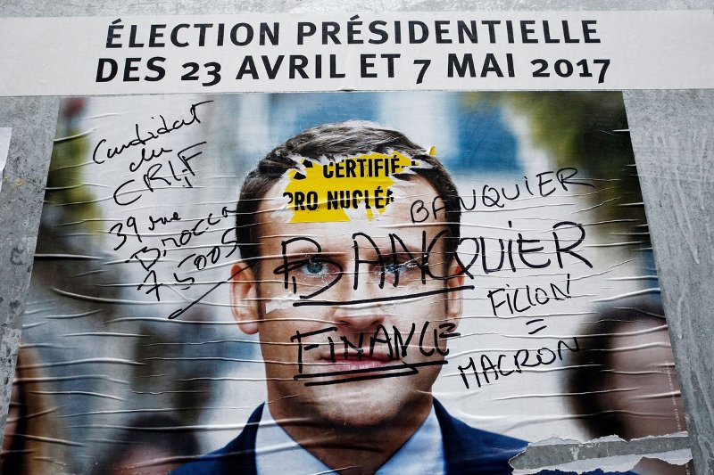 Το Παρίσι σε ρυθμούς εκλογών: Από πόλη του Φωτός έγινε πόλη της... αφίσας [εικόνες]  | iefimerida.gr 5