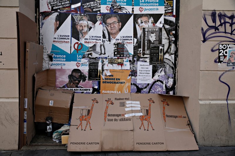 Το Παρίσι σε ρυθμούς εκλογών: Από πόλη του Φωτός έγινε πόλη της... αφίσας [εικόνες]  | iefimerida.gr 3