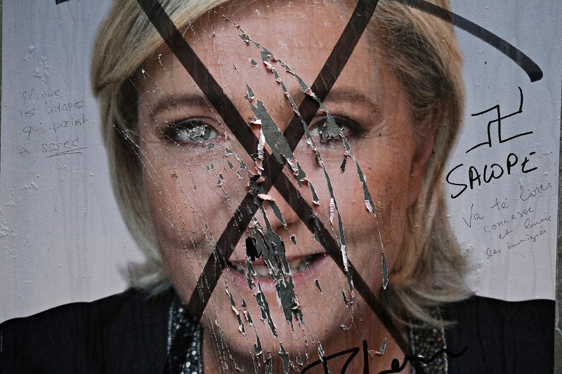 Το Παρίσι σε ρυθμούς εκλογών: Από πόλη του Φωτός έγινε πόλη της... αφίσας [εικόνες]  | iefimerida.gr 4