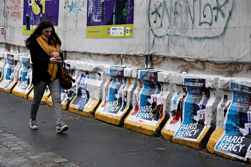 Το Παρίσι σε ρυθμούς εκλογών: Από πόλη του Φωτός έγινε πόλη της... αφίσας [εικόνες]  | iefimerida.gr 8