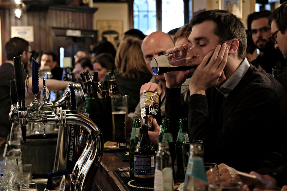 Σε καφέ και μπρασερί με ποτά και μπύρες στο χέρι είδαν οι Παριζιάνοι τα exit polls [εικόνες] | iefimerida.gr 8