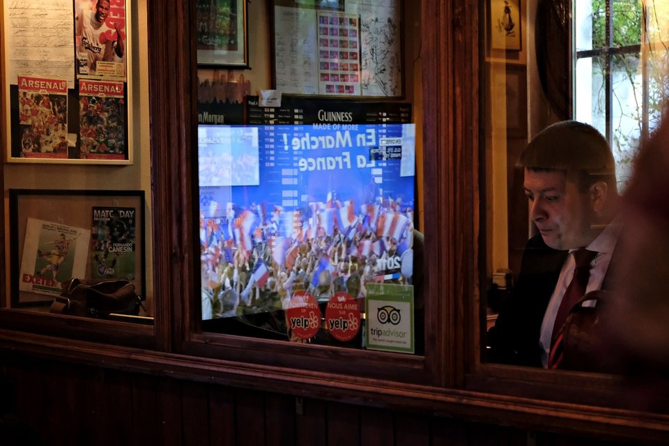 Σε καφέ και μπρασερί με ποτά και μπύρες στο χέρι είδαν οι Παριζιάνοι τα exit polls [εικόνες] | iefimerida.gr 1