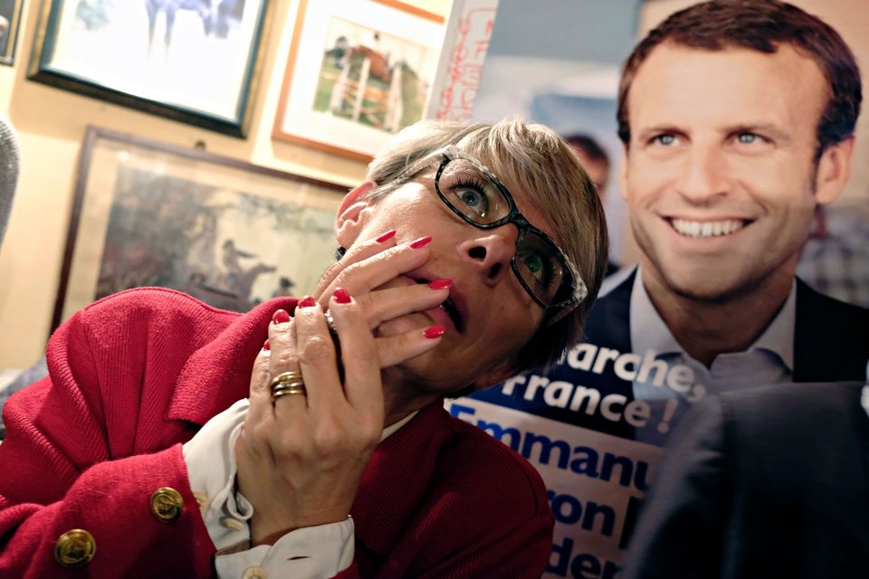 Σε καφέ και μπρασερί με ποτά και μπύρες στο χέρι είδαν οι Παριζιάνοι τα exit polls [εικόνες] | iefimerida.gr 2