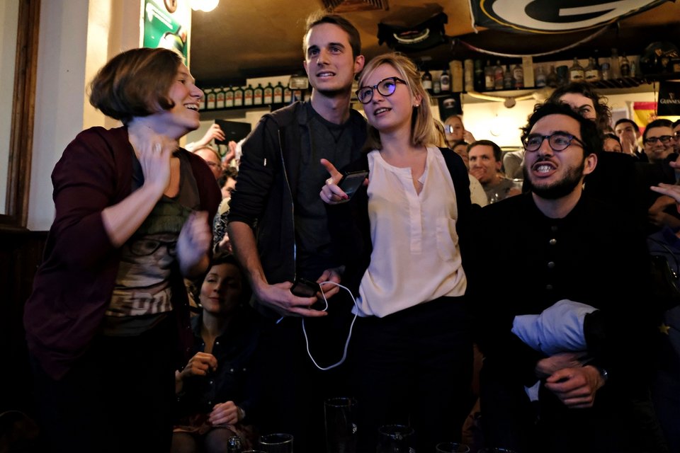 Σε καφέ και μπρασερί με ποτά και μπύρες στο χέρι είδαν οι Παριζιάνοι τα exit polls [εικόνες] | iefimerida.gr 3