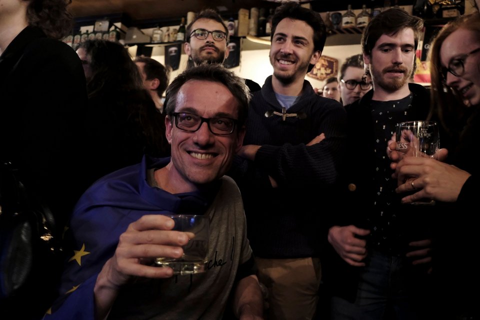 Σε καφέ και μπρασερί με ποτά και μπύρες στο χέρι είδαν οι Παριζιάνοι τα exit polls [εικόνες] | iefimerida.gr 7