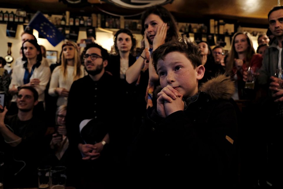 Σε καφέ και μπρασερί με ποτά και μπύρες στο χέρι είδαν οι Παριζιάνοι τα exit polls [εικόνες] | iefimerida.gr 6