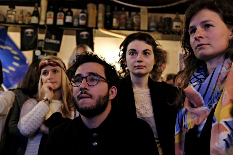 Σε καφέ και μπρασερί με ποτά και μπύρες στο χέρι είδαν οι Παριζιάνοι τα exit polls [εικόνες] | iefimerida.gr 5