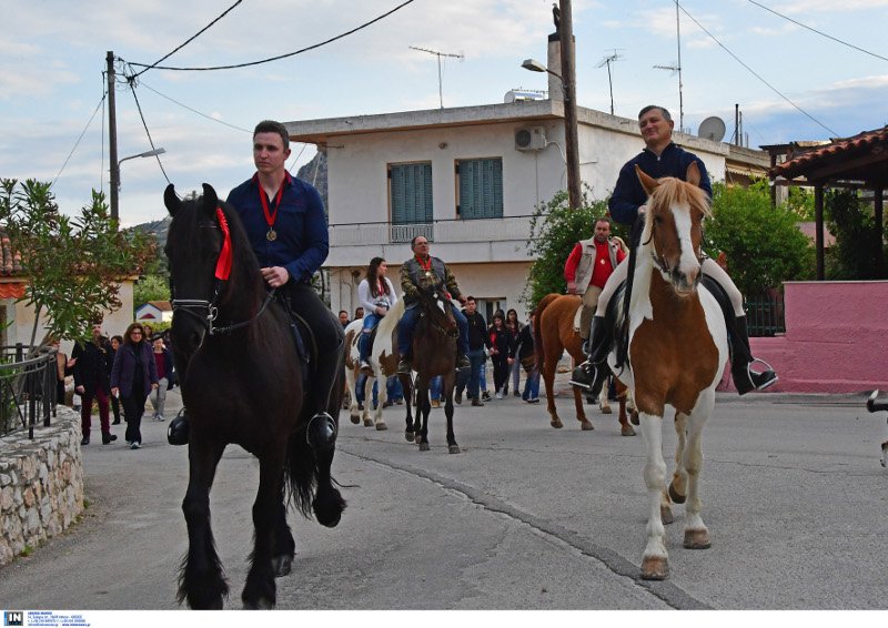 Λιτανεία της εικόνας του Αγίου Γεωργίου με άλογα στα Λευκάκια Ναυπλίου [εικόνες] | iefimerida.gr 5