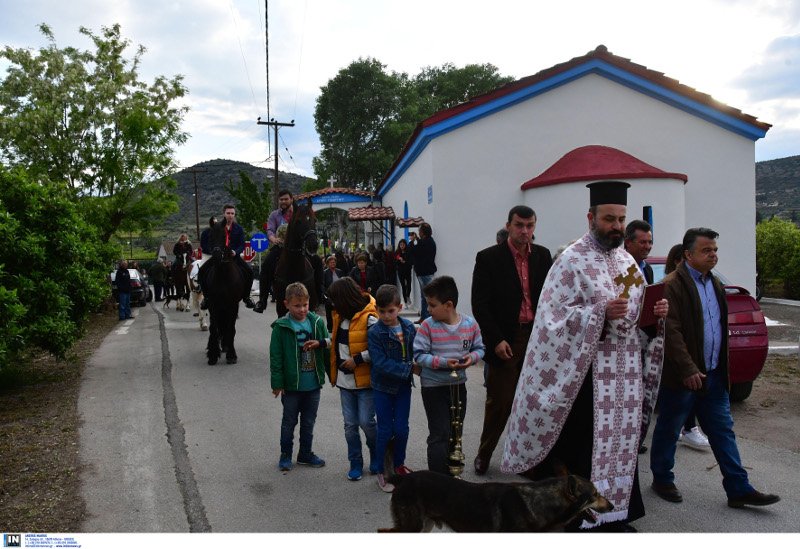 Λιτανεία της εικόνας του Αγίου Γεωργίου με άλογα στα Λευκάκια Ναυπλίου [εικόνες] | iefimerida.gr 4
