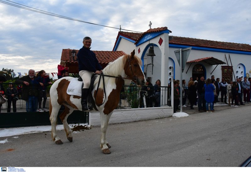 Λιτανεία της εικόνας του Αγίου Γεωργίου με άλογα στα Λευκάκια Ναυπλίου [εικόνες] | iefimerida.gr 6