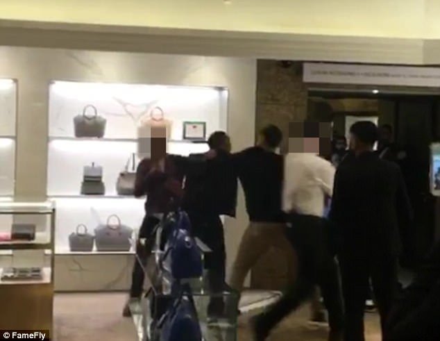 «Πόλεμος» για μία πολυτελή τσάντα; Aνδρες πιάνονται στα χέρια μπροστά από τη βιτρίνα της Givenchy στο Harrods [εικόνες] | iefimerida.gr 1