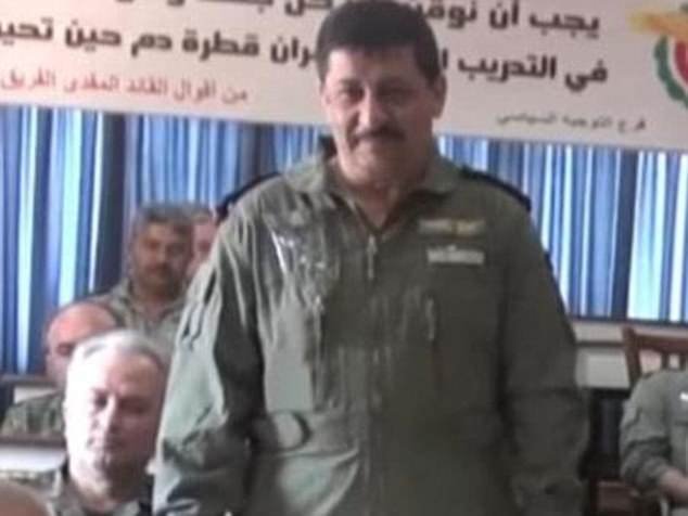 Αυτός είναι ο πιλότος που έριξε τα χημικά στη Συρία [εικόνες] | iefimerida.gr 1