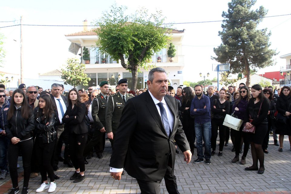 Συντριβή ελικοπτέρου: Ανείπωτος θρήνος στην κηδεία του άτυχου συγκυβερνήτη, Κ. Χατζή [εικόνες] | iefimerida.gr 2