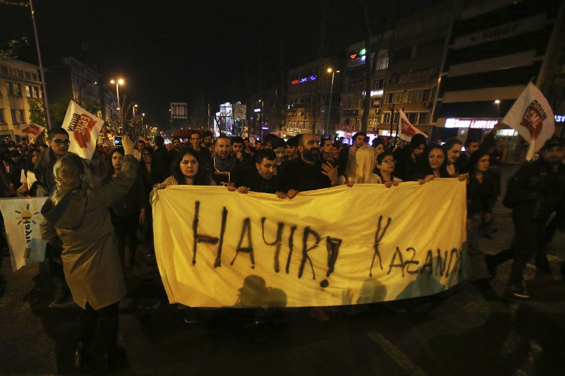 Διαμαρτυρία με κατσαρόλες στην Κωνσταντινούπολη ενάντια στη νίκη Ερντογάν [βίντεο] | iefimerida.gr 0