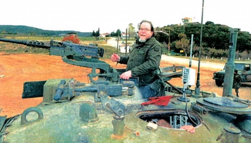 Ποιος είναι ο παπάς που είπε «ακροαριστερό» τον Τσίπρα: Συνταγματάρχης, ανεβαίνει σε τανκς, πετά με Απάτσι [εικόνες] | iefimerida.gr 2