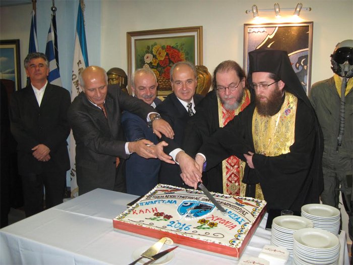 Ποιος είναι ο παπάς που είπε «ακροαριστερό» τον Τσίπρα: Συνταγματάρχης, ανεβαίνει σε τανκς, πετά με Απάτσι [εικόνες] | iefimerida.gr 4