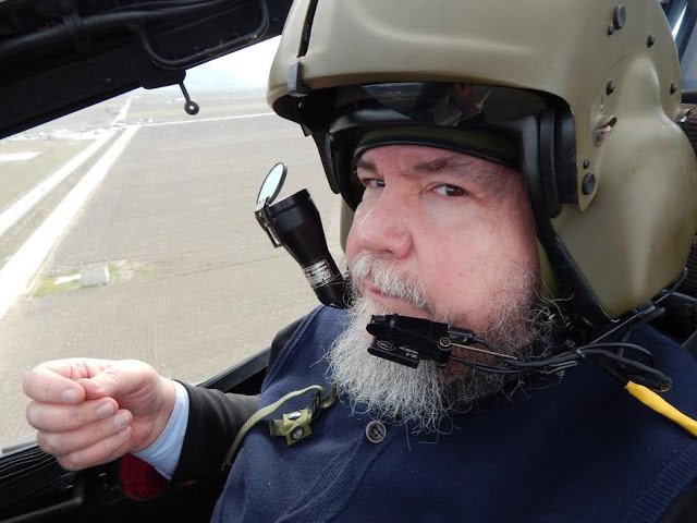 Ποιος είναι ο παπάς που είπε «ακροαριστερό» τον Τσίπρα: Συνταγματάρχης, ανεβαίνει σε τανκς, πετά με Απάτσι [εικόνες] | iefimerida.gr 1