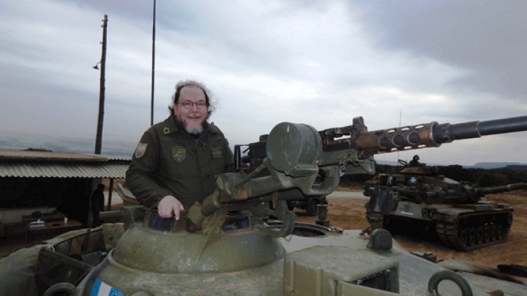 Ποιος είναι ο παπάς που είπε «ακροαριστερό» τον Τσίπρα: Συνταγματάρχης, ανεβαίνει σε τανκς, πετά με Απάτσι [εικόνες] | iefimerida.gr 0