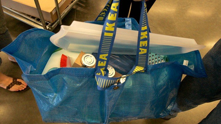 Σάλος: Ο Balenciaga αντέγραψε τη μπλε τσάντα των ΙΚΕΑ -Στα 1.700 ευρώ η τιμή της [εικόνες] | iefimerida.gr 0